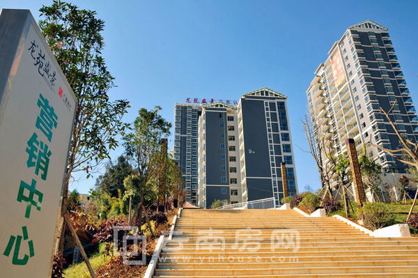 通往小區的臺階 通往小區的臺階