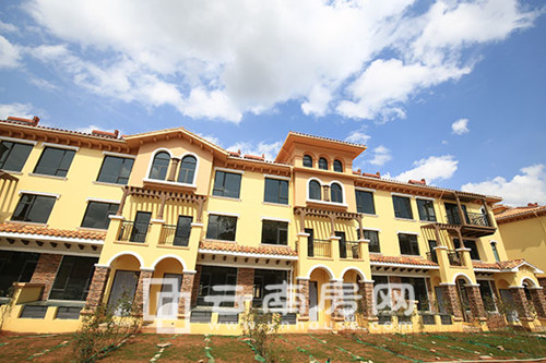 瀾山悅對面的萬輝星城藍山郡 瀾山悅對面的萬輝星城藍山郡