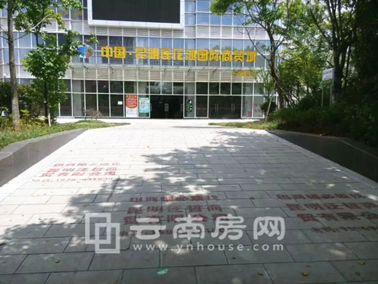 蓮花池國際商貿(mào)城門口看不到任何消費者 蓮花池國際商貿(mào)城門口看不到任何消費者