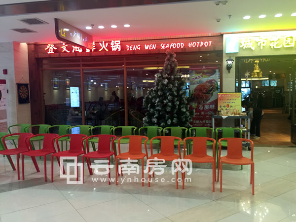 濱江·俊發(fā)廣場(chǎng)的一家火鍋店 濱江·俊發(fā)廣場(chǎng)的一家火鍋店