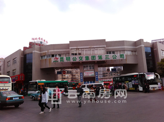 火車(chē)站公交車(chē)場(chǎng)仍在正常使用 火車(chē)站公交車(chē)場(chǎng)仍在正常使用