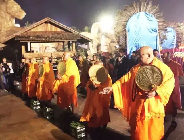 幾位升座的高僧在此灑凈祈福 幾位升座的高僧在此灑凈祈福