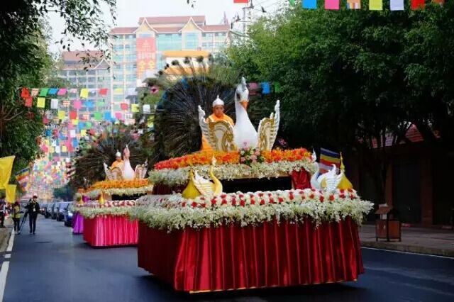 6位升座高僧乘坐傳統(tǒng)花車巡游 6位升座高僧乘坐傳統(tǒng)花車巡游
