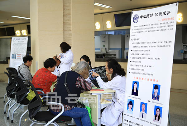 甘美國際醫(yī)院義診醫(yī)生為病人義診 甘美國際醫(yī)院義診醫(yī)生為病人義診