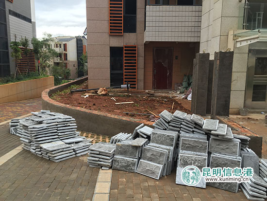 小區(qū)內(nèi)各種私搭違建隨處可見 小區(qū)內(nèi)各種私搭違建隨處可見