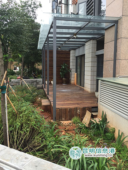 小區(qū)內(nèi)各種私搭違建隨處可見 小區(qū)內(nèi)各種私搭違建隨處可見