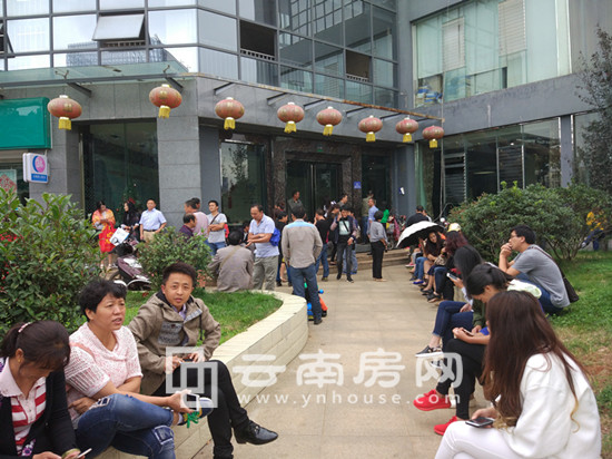 業(yè)主聚集在售樓部門口 業(yè)主聚集在售樓部門口