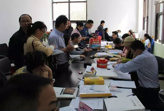 趕往簽約區辦理手續的客戶絡繹不絕,對“云南特色旅游產品集聚地”充滿信心 趕往簽約區辦理手續的客戶絡繹不絕,對“云南特色旅游產品集聚地”充滿信心