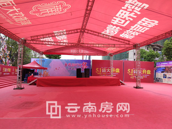 活動舞臺已搭建完畢 活動舞臺已搭建完畢