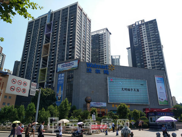 萬科云子旁的沃爾瑪 萬科云子旁的沃爾瑪