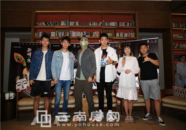 話劇《驢得水》劇中主演合影留念 話劇《驢得水》劇中主演合影留念