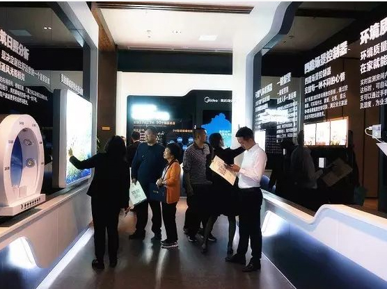 到訪市民及客戶認真聆聽專業講解員的介紹 到訪市民及客戶認真聆聽專業講解員的介紹