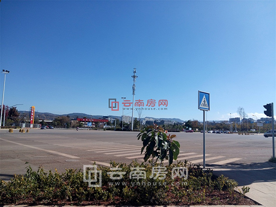 孔雀鎮(zhèn)項(xiàng)目主干道路較寬敞 孔雀鎮(zhèn)項(xiàng)目主干道路較寬敞