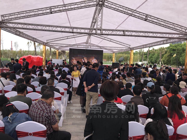 孔雀鎮(zhèn)鮮花公寓開盤現(xiàn)場 孔雀鎮(zhèn)鮮花公寓開盤現(xiàn)場