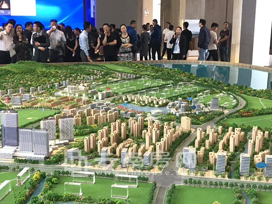 售樓中心嘉賓正在參觀綠地滇池國際健康城 售樓中心嘉賓正在參觀綠地滇池國際健康城