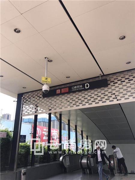 雙鐵韻城附近的地鐵1號線駝峰站 雙鐵韻城附近的地鐵1號線駝峰站