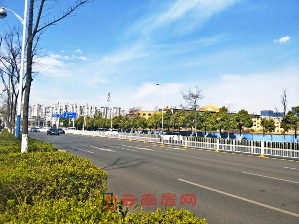 中南云境營銷中心周邊的道路實(shí)景 中南云境營銷中心周邊的道路實(shí)景