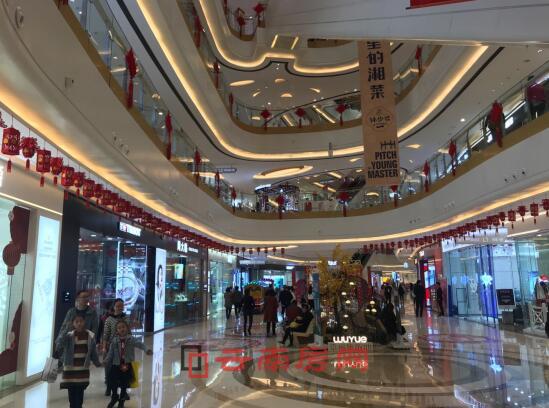 昆明吾悅廣場體量龐大,客流較少時就顯得比較空曠 昆明吾悅廣場體量龐大,客流較少時就顯得比較空曠