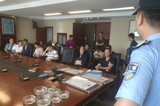 盤龍區(qū)人民法院對金馬源公司進(jìn)行突擊查封(圖片來源春城晚報(bào)) 盤龍區(qū)人民法院對金馬源公司進(jìn)行突擊查封(圖片來源春城晚報(bào))