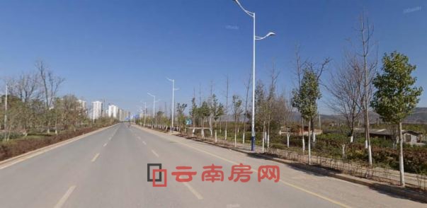 這條路的右側就是宜良規劃的東城新區,2018年底舉行奠基儀式的方特樂園就在這一區域 這條路的右側就是宜良規劃的東城新區,2018年底舉行奠基儀式的方特樂園就在這一區域