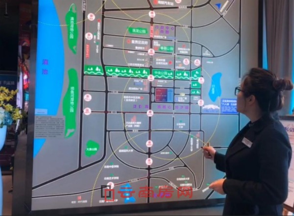 融創孔雀鎮直播截圖:置業顧問為觀眾介紹區位配套 融創孔雀鎮直播截圖:置業顧問為觀眾介紹區位配套