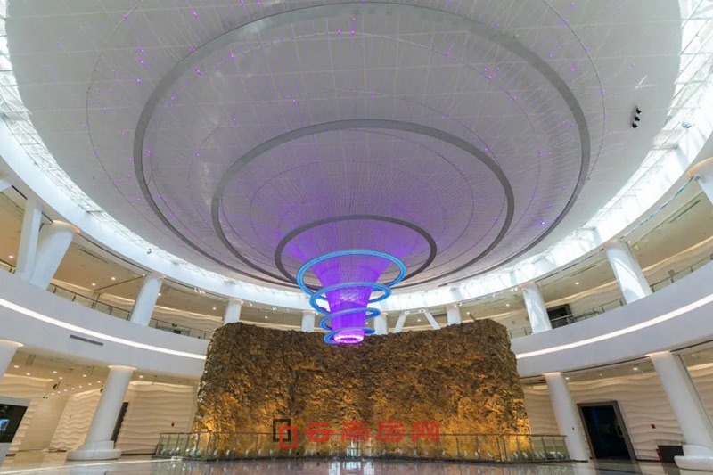 矗立在澄江化石地自然博物館大廳中央的寒武紀化石巖層 矗立在澄江化石地自然博物館大廳中央的寒武紀化石巖層