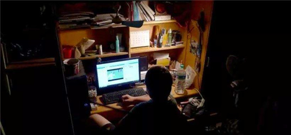 愛熬夜通宵、嗜糖嗜咸的我們,離阿爾茨海默病有多遠? 愛熬夜通宵、嗜糖嗜咸的我們,離阿爾茨海默病有多遠?