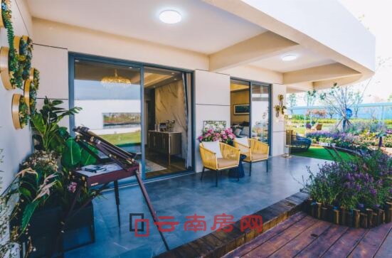 清鳳·滇池美岸88平米戶型自帶的270°環幕大陽臺(樣板間實景) 清鳳·滇池美岸88平米戶型自帶的270°環幕大陽臺(樣板間實景)