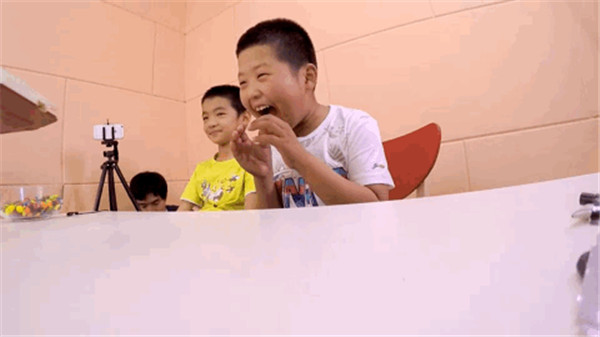 老人機、小霸王、收音機……這些才是00后的當代新寵 老人機、小霸王、收音機……這些才是00后的當代新寵