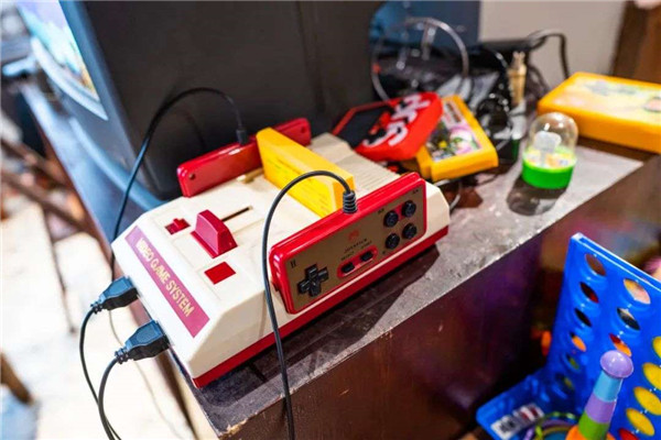 老人機、小霸王、收音機……這些才是00后的當代新寵 老人機、小霸王、收音機……這些才是00后的當代新寵