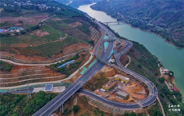 建在“烤箱”里的公路——元蔓高速紅河段全線試通車 建在“烤箱”里的公路——元蔓高速紅河段全線試通車