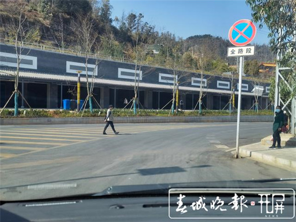 昆明西山腳下人車混行很危險!公園表示將劃斑馬線禮讓行人 昆明西山腳下人車混行很危險!公園表示將劃斑馬線禮讓行人