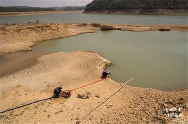 云南陸良縣多座水庫干涸龜裂,3萬多人出現飲水困難 云南陸良縣多座水庫干涸龜裂,3萬多人出現飲水困難
