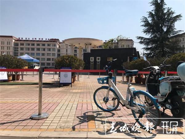 上下課步行遠(yuǎn),出行公交耗時長!呈貢大學(xué)城學(xué)子呼吁設(shè)共享單車投放點 上下課步行遠(yuǎn),出行公交耗時長!呈貢大學(xué)城學(xué)子呼吁設(shè)共享單車投放點