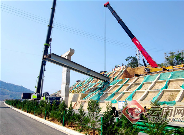 云南省首座裝配式鋼-UHPC輕型組合梁車行天橋完成吊裝 云南省首座裝配式鋼-UHPC輕型組合梁車行天橋完成吊裝