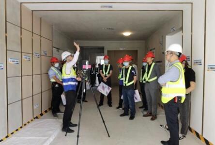 工程師為客戶講解工藝樣板間 工程師為客戶講解工藝樣板間