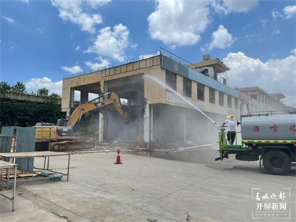 打擊違法建設(shè)!官渡街道依法強(qiáng)制拆除6000㎡違法建筑 打擊違法建設(shè)!官渡街道依法強(qiáng)制拆除6000㎡違法建筑