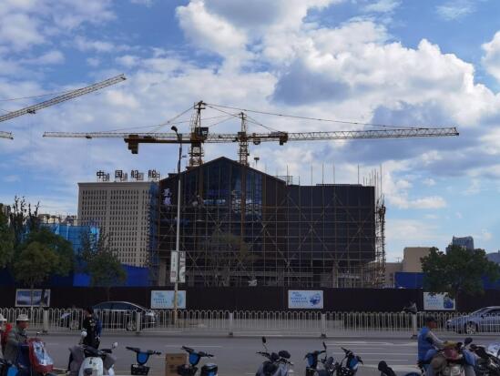 藍光芙蓉1891的耍都與吾悅廣場一街之隔 藍光芙蓉1891的耍都與吾悅廣場一街之隔