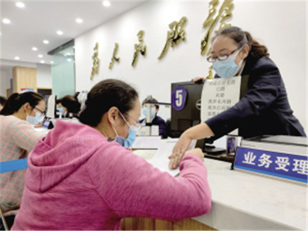 工作人員指導市民正確填寫相關手續 工作人員指導市民正確填寫相關手續