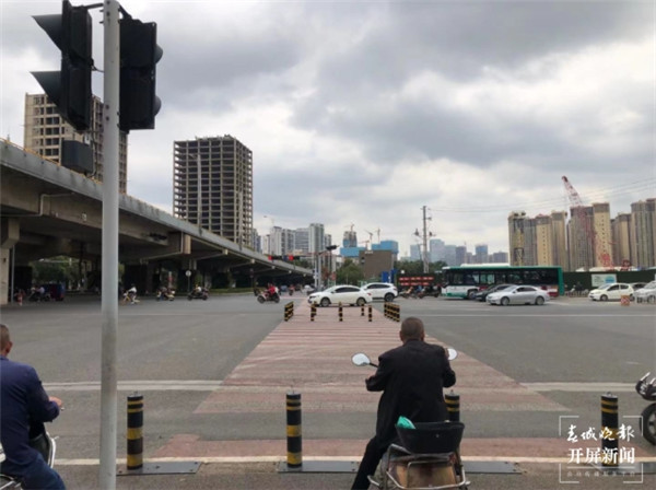 斑馬線前“百米沖刺”?市民反映昆明一路口綠燈時間太短,記者實地體驗 斑馬線前“百米沖刺”?市民反映昆明一路口綠燈時間太短,記者實地體驗