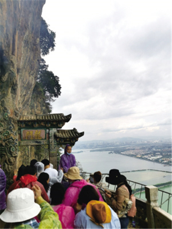 工作人員在龍門介紹西山植物 工作人員在龍門介紹西山植物