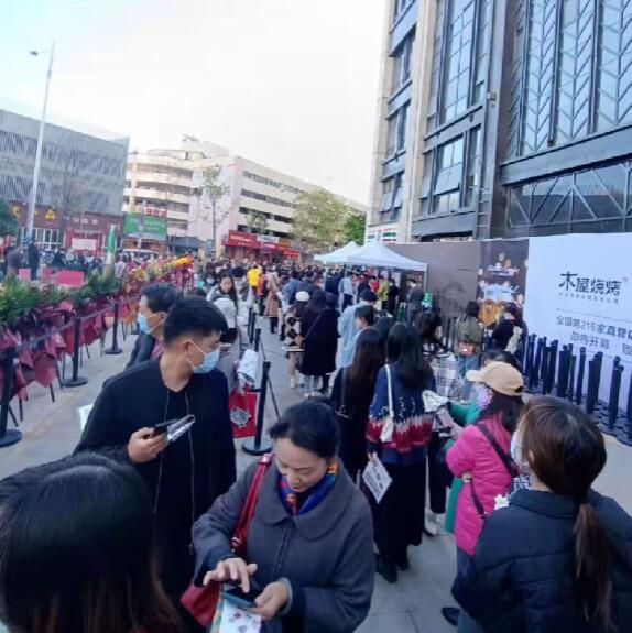 位于同德的7-Eleven云南首店在開業當天吸引了眾多市民(圖源網絡) 位于同德的7-Eleven云南首店在開業當天吸引了眾多市民(圖源網絡)