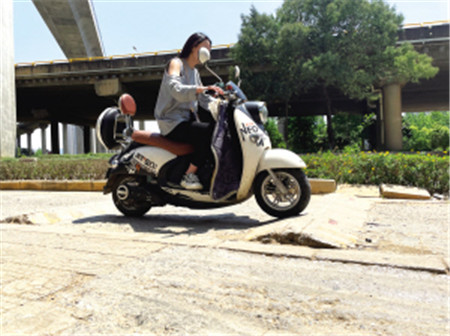 設(shè)在虹橋立交西側(cè)非機動車道的水泥減速帶 設(shè)在虹橋立交西側(cè)非機動車道的水泥減速帶