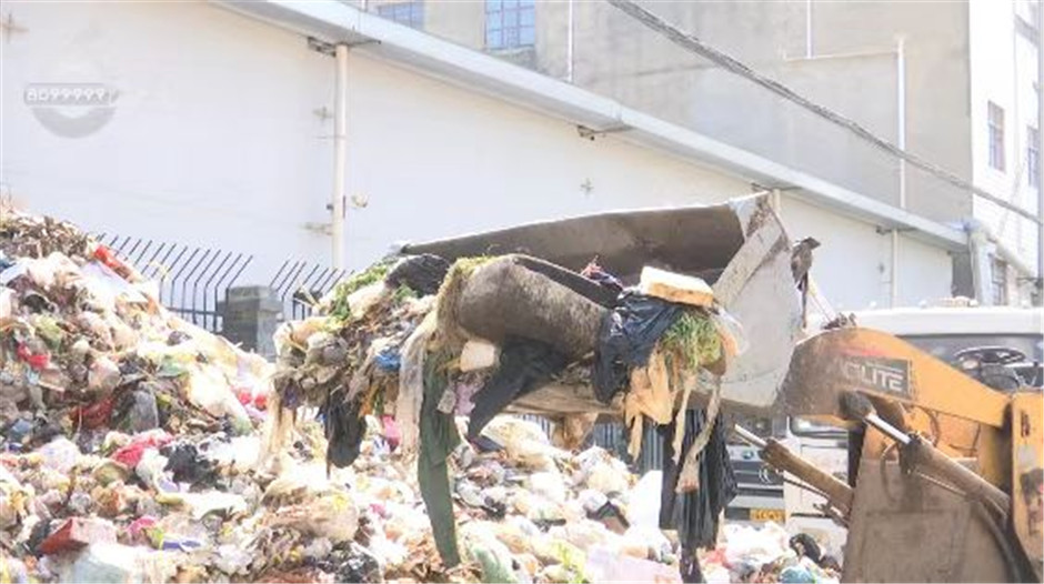 2019年東郊垃圾焚燒發電廠焚爐檢修導致市區垃圾爆倉(圖源都市條形碼) 2019年東郊垃圾焚燒發電廠焚爐檢修導致市區垃圾爆倉(圖源都市條形碼)