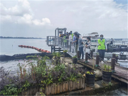 活動參與者參觀了解滇池航運發展 活動參與者參觀了解滇池航運發展