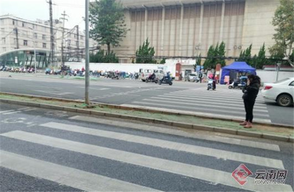 昆明蓮華街道:拆除“擋道”綠化帶 為行人通行安全保駕護(hù)航 昆明蓮華街道:拆除“擋道”綠化帶 為行人通行安全保駕護(hù)航