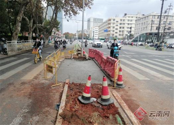 昆明蓮華街道:拆除“擋道”綠化帶 為行人通行安全保駕護(hù)航 昆明蓮華街道:拆除“擋道”綠化帶 為行人通行安全保駕護(hù)航