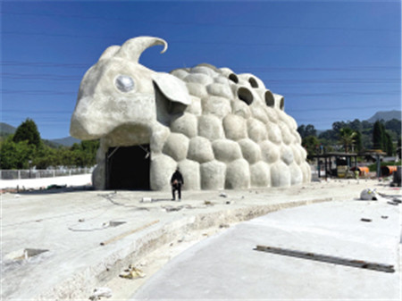 安寧牧羊湖“長”出巨型綿羊 安寧牧羊湖“長”出巨型綿羊