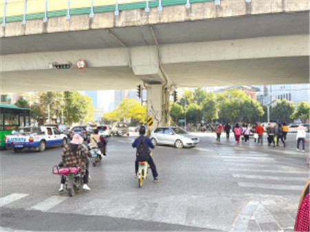 二環(huán)西路與云山路、興苑路交叉口的綠燈放行后,左轉(zhuǎn)的機(jī)動(dòng)車避讓正在通行的行人 二環(huán)西路與云山路、興苑路交叉口的綠燈放行后,左轉(zhuǎn)的機(jī)動(dòng)車避讓正在通行的行人