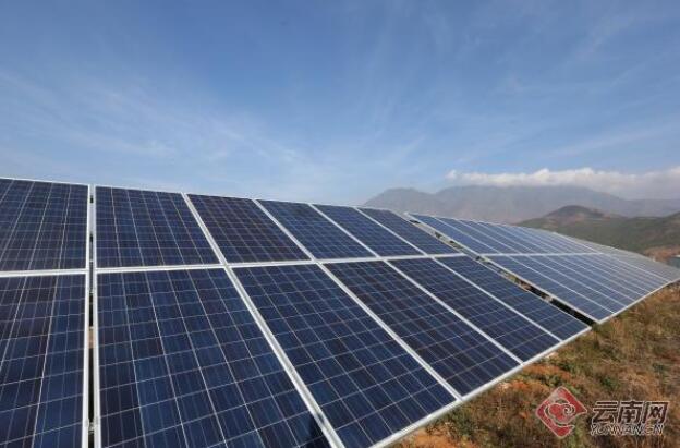 太陽能光伏發(fā)電加快步伐。 楊崢 攝 太陽能光伏發(fā)電加快步伐。 楊崢 攝